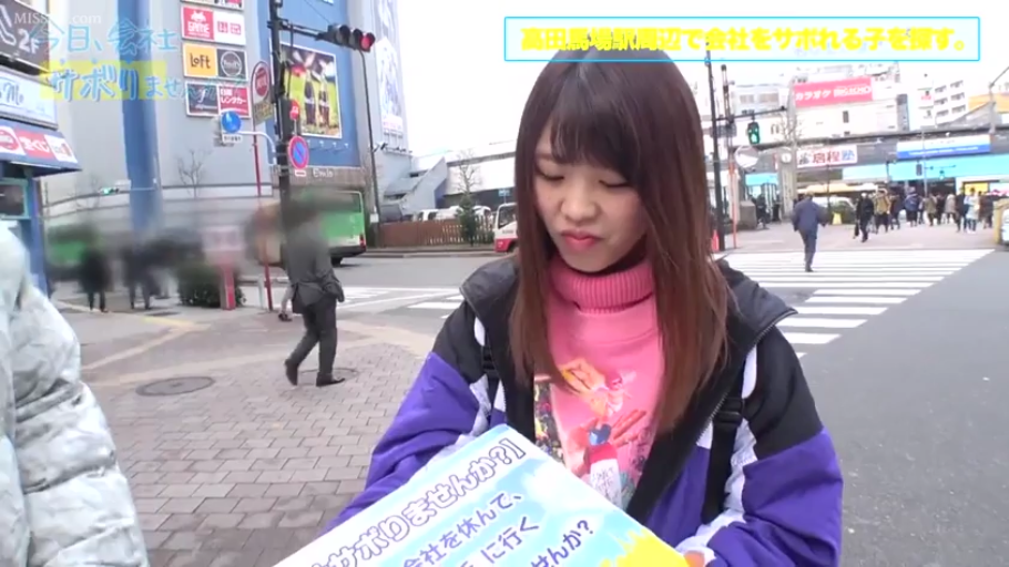 站立 · 半身特写 · 阅读 · 户外街道 · 噘嘴 · 运动夹克