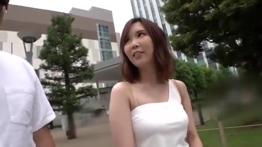 自然交谈 · 公园 · 白色露肩吊带上衣 · 女性面部半身特写