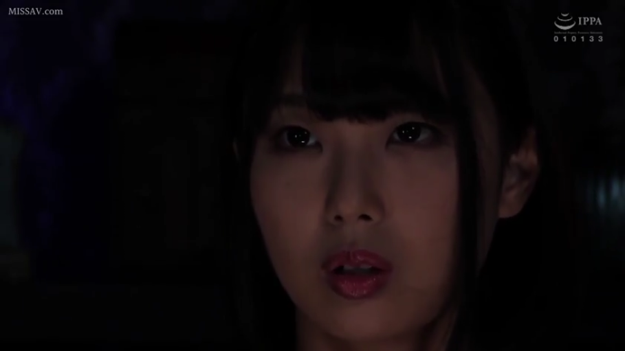 室内 · 昏暗光线 · 眼睛特写 · 略显迷离