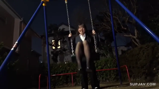 西装外套 · 开心 · 腿部特写 · 夜景 · 夜晚 · 秋千