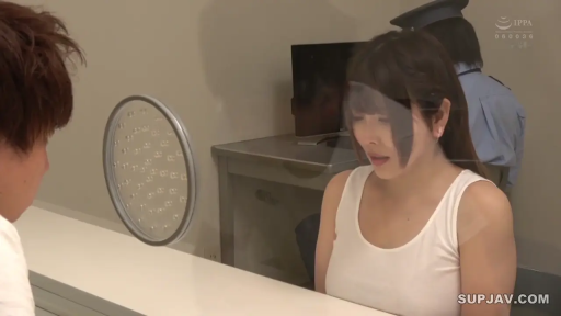 忧虑 · 白色背心 · 探视室 · 制服 · 女子脸部特写 · 监狱氛围