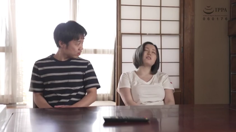 客厅 · 条纹T恤 · 遥控器 · 人物面部特写 · 男性平淡注视 · IPPA标记
