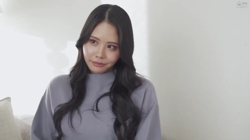 室内 · 坐姿 · 微笑 · 半身 · 侧望 · 长卷发 · 紫色高领毛衣