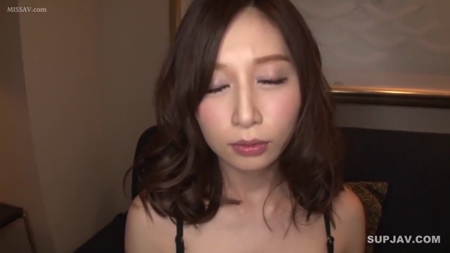 锁骨位置 · 卧室 · 高潮前夕 · 室内柔光 · 黑色内衣肩带