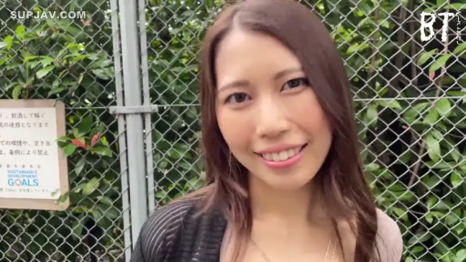 脸部 · 站姿 · 微笑 · 凝视 · 户外 · 黑色开衫 · 街拍 · 铁丝网