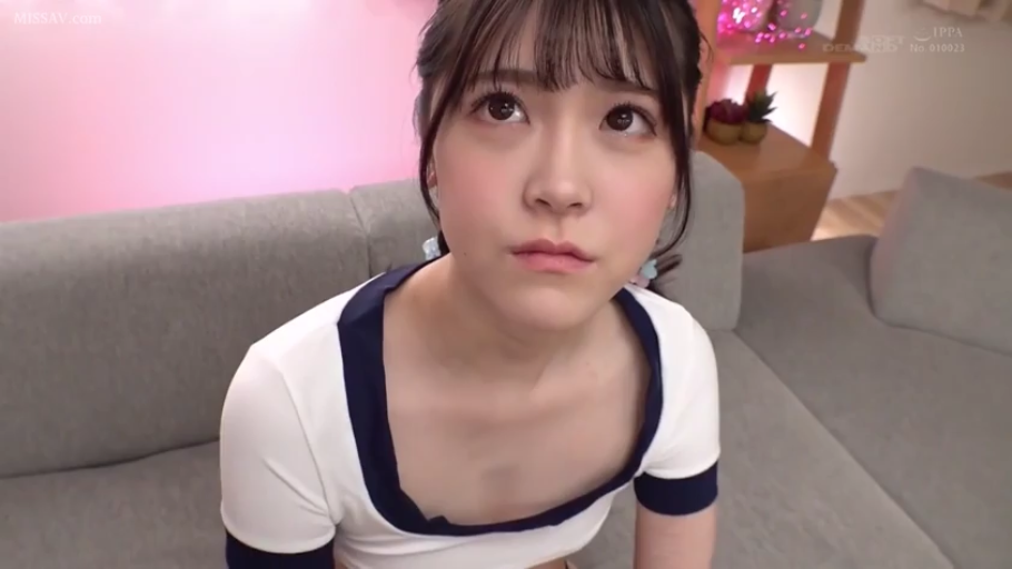锁骨特写 · 客厅 · 体操服 · 凝视