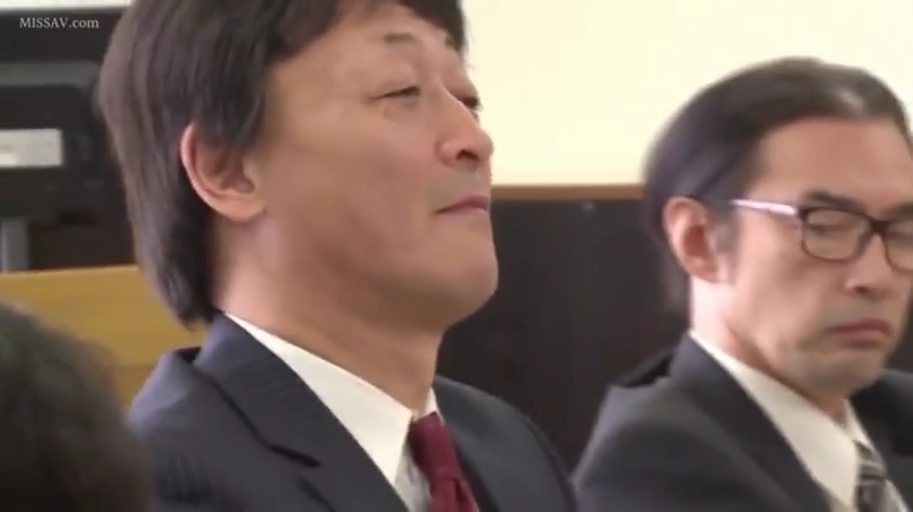 思索 · 会议室 · 深色西装 · 男子面部特写