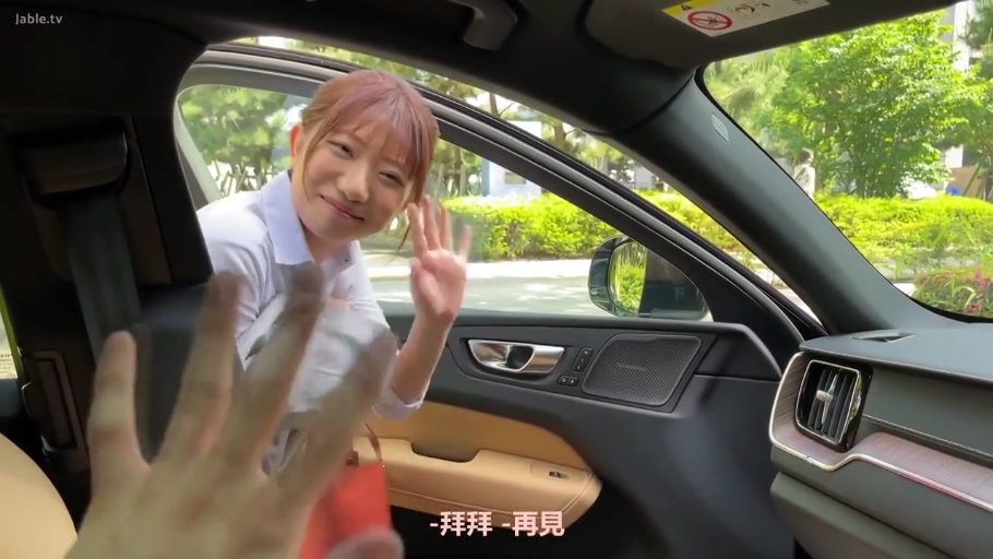 white shirt · 包包 · 室外停车场 · 友好的 · 女生面部特写