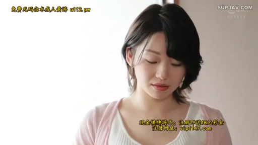 站立 · 头部特写 · 居家室内 · 白色背心搭配粉色外套