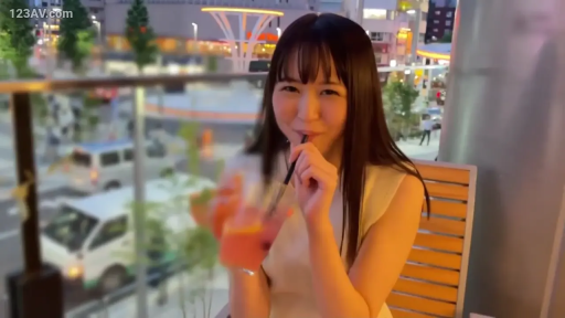 微笑 · 酒杯 · 城市街道 · 白色无袖上衣 · 女性面部特写