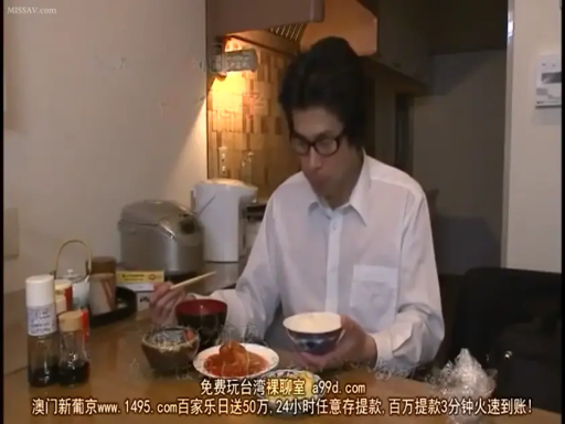 坐姿 · 平静 · 白色衬衫 · 半身 · 餐厅 · 男性 · 吃饭 · 碗筷