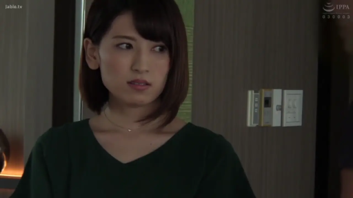 室内 · 脸部特写 · 站姿 · 短发 · 疑惑 · 侧头看 · 墨绿色上衣