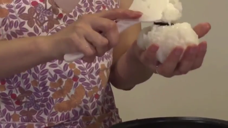 站立 · 厨房 · 手部特写 · 未露脸 · 人妻 · 碎花围裙 · 饭团 · 捏饭团