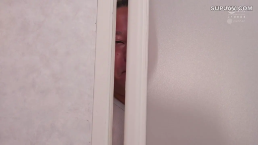 室内 · 脸部 · 白色背心