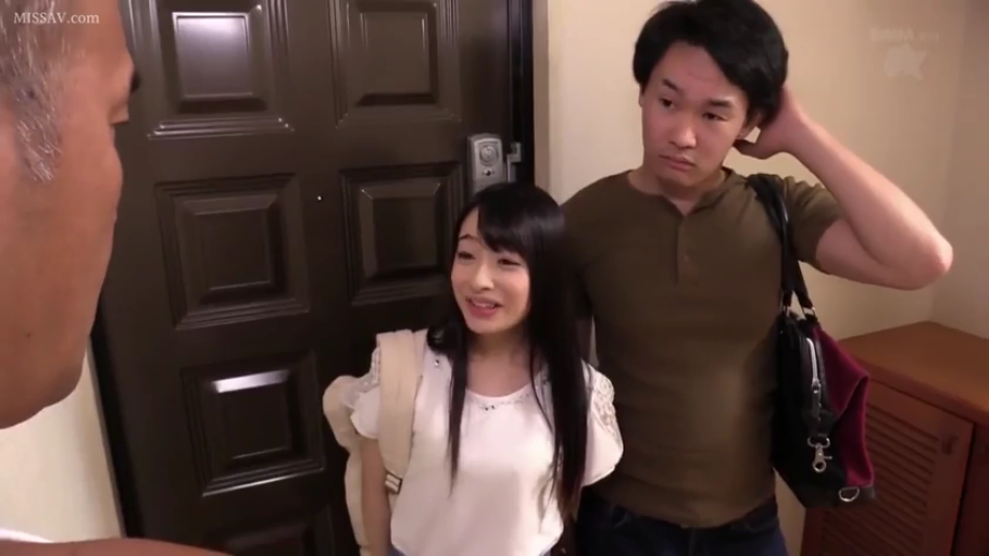 玄关 · 困惑 · 棕色T恤 · 双肩包 · 男子侧脸