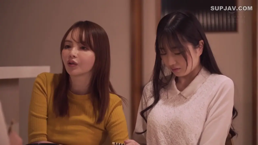 室内 · 头部及肩部特写 · 右侧女子白色翻领衬衫 · 右侧女性低头沉思