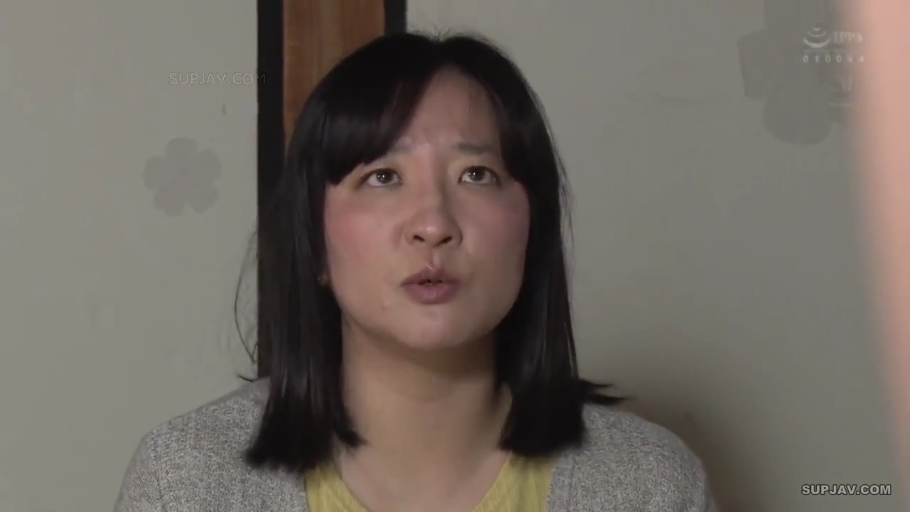 室内 · 谈话 · 脸部特写 · 惊讶 · 熟女 · 灰色针织开衫 · 正对镜头