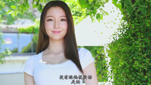 面对镜头 · 上半身特写 · 甜美微笑 · 正面站立 · 户外园林 · 黑长直 · 细项链 · 白色紧身短袖