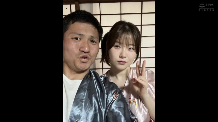 和服式睡袍 · 日式房间 · 自拍视角 · 两人面部特写 · 女人冷淡表情