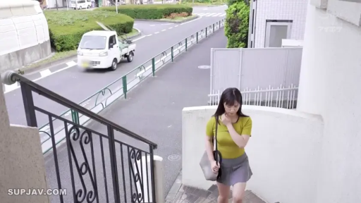 平静 · 手提包 · 室外楼梯 · 绿色短袖紧身T恤