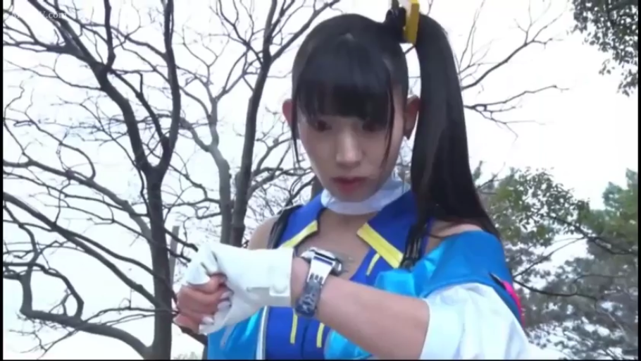 专注 · 中景 · 站姿 · 整理手套 · 特摄风格 · 户外树林 · 变身器 · 蓝色战队服