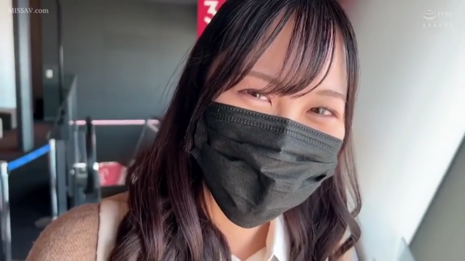 温柔 · 棕色针织开衫 · 面部特写 · 室内走廊 · 黑色口罩