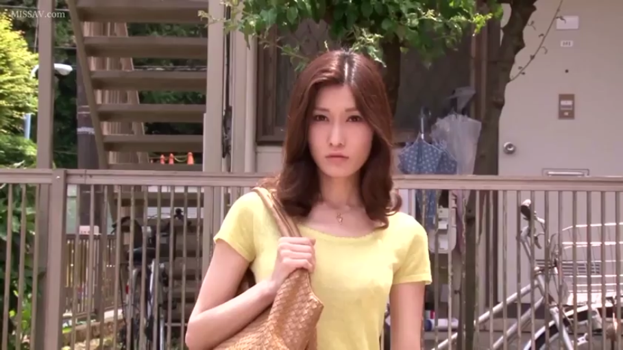 面无表情 · 面部特写 · 手提包 · 白昼 · 黄色短袖T恤 · 公寓楼门口