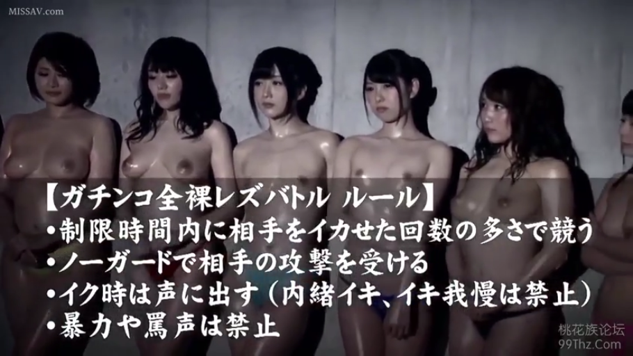 室内 · 严肃 · 站立 · 展示 · 中景 · 多人 · 半裸