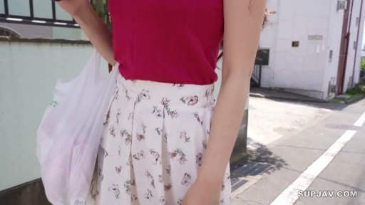 站姿 · 躯干特写 · 户外街道 · 不露脸 · 生活化场景 · 碎花长裙 · 塑料购物袋 · 提袋行走