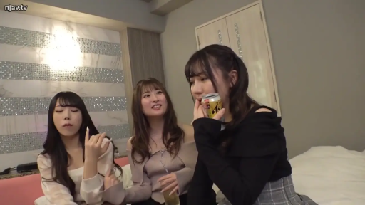 谈笑 · 酒店房间 · 一字肩上衣 · 啤酒 · 人物面部特写 · 室内灯光