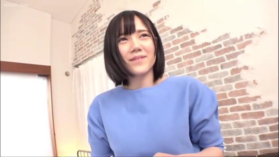 上半身特写 · 室内卧室 · 蓝色针织衫 · 半张嘴