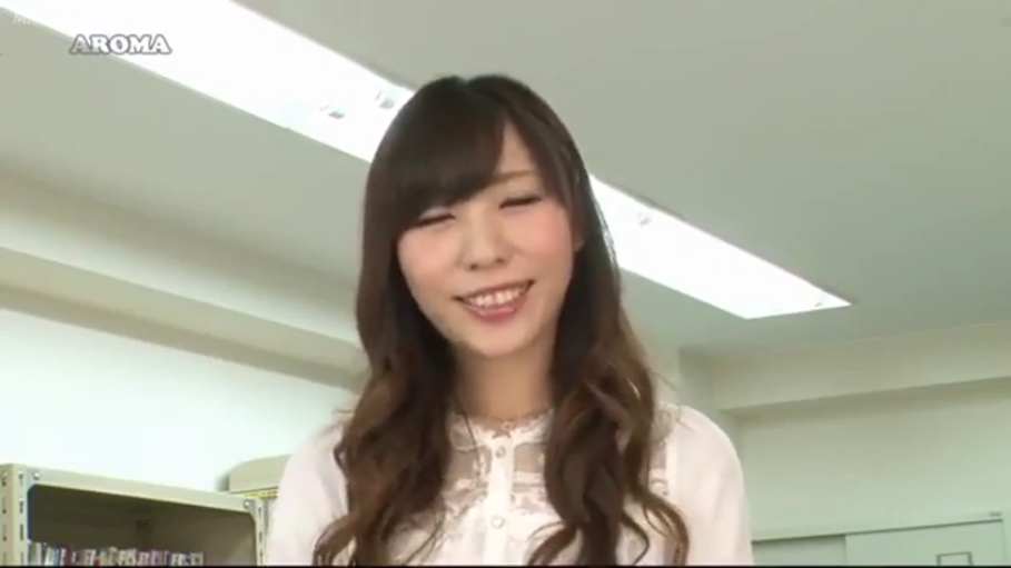 办公室 · 站姿 · 面部特写 · 白色蕾丝衬衫