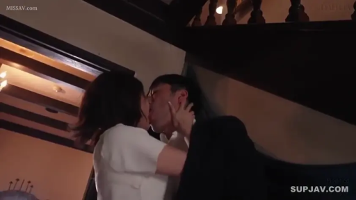 情欲 · 西装 · 接吻特写 · 室内楼梯间