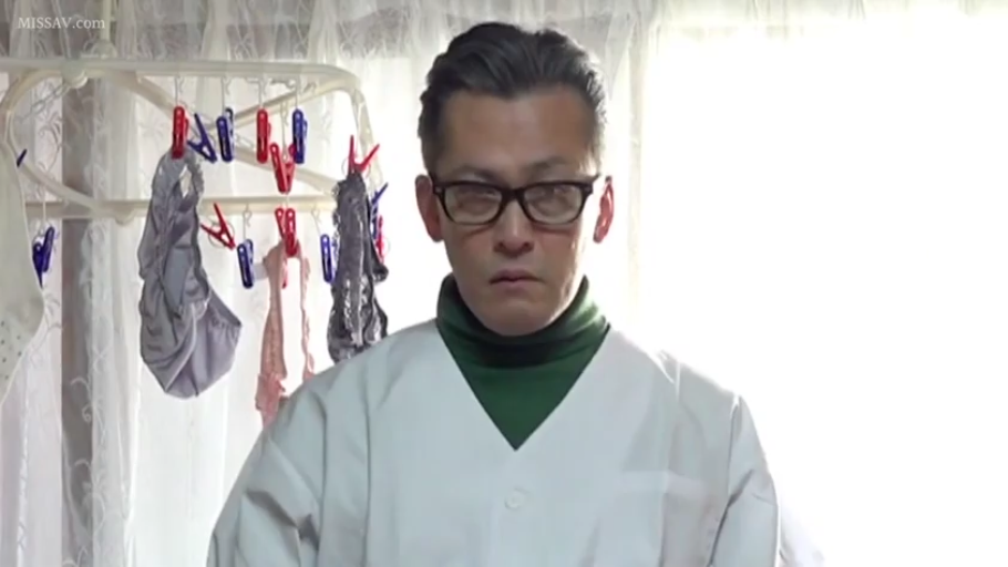 阳台或洗衣区 · 凝视 · 眼镜 · 人物面部特写 · 白色医生服 · 背景有挂着的女性内裤