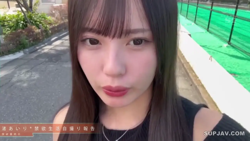 脸部特写 · 自然 · 项链 · 注视 · 户外 · 自拍 · 黑色背心