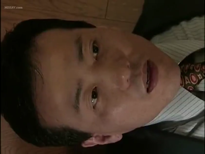室内 · 脸部特写 · 领带 · 对视 · 躺卧 · 熟男 · 迷茫
