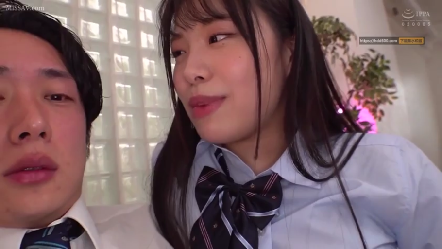 室内 · 平静 · 深色领带 · 两人面部特写