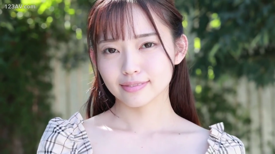 面部特写 · 花园 · 自然光 · 深情注视 · 格纹露肩上衣