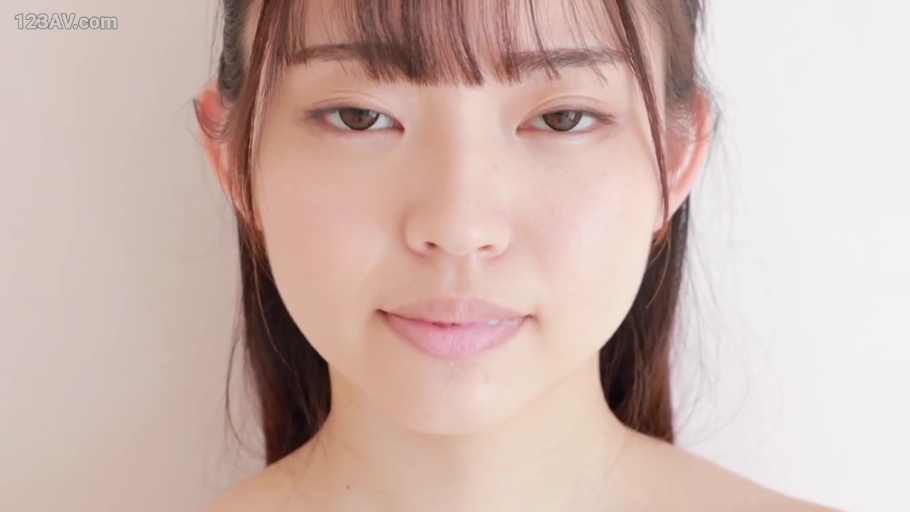室内 · 眼睛特写 · 微张嘴唇 · 裸露肩膀
