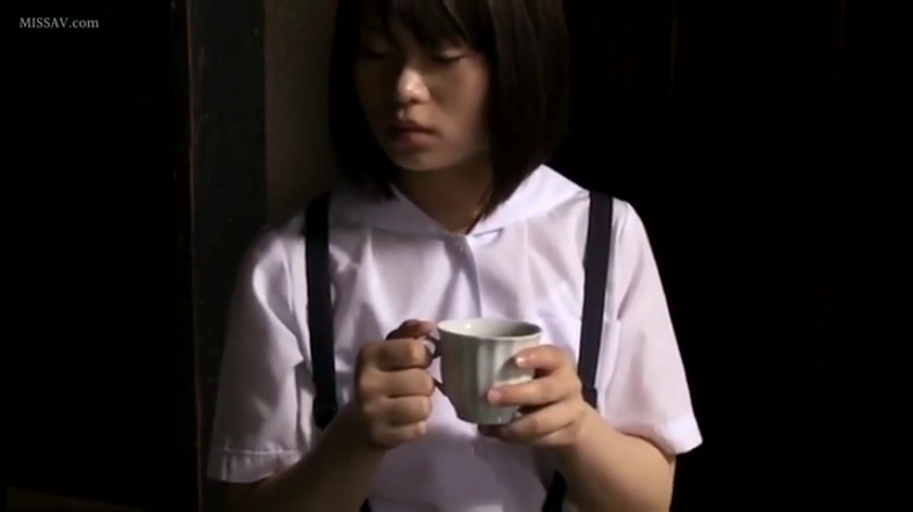 室内 · 上半身特写 · 茶杯 · 光线昏暗 · 深色背带 · 眼神空洞