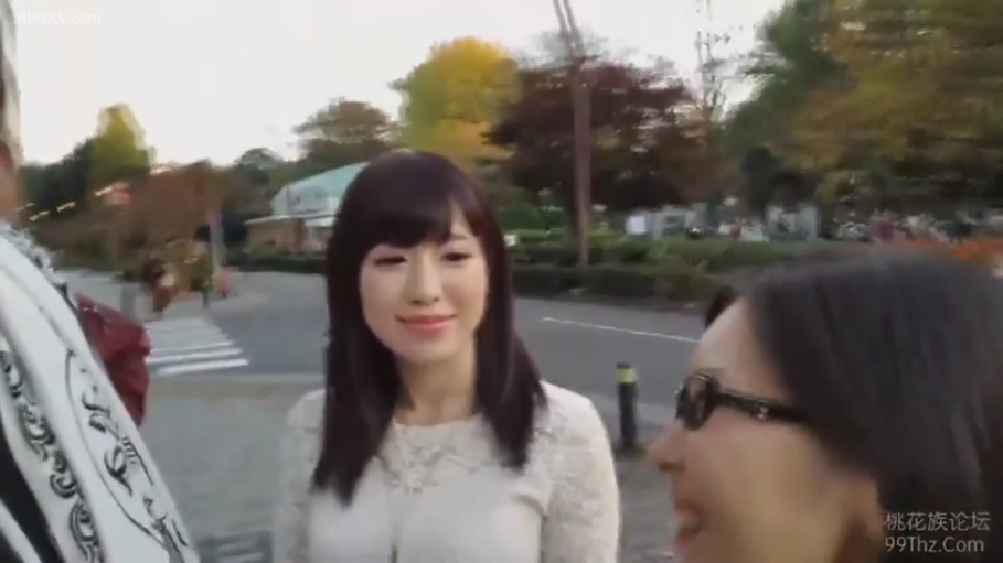 自然 · 白色蕾丝上衣 · 户外街道 · 墨镜 · 女性面部特写