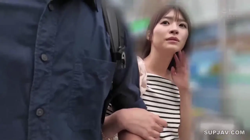 若有所思 · 户外 · 横条纹上衣 · 女性面部特写