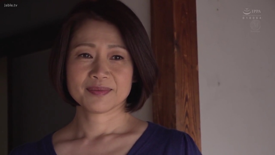 室内 · 微笑 · 面部特写 · 注视 · 熟女 · 正面 · 深蓝色上衣