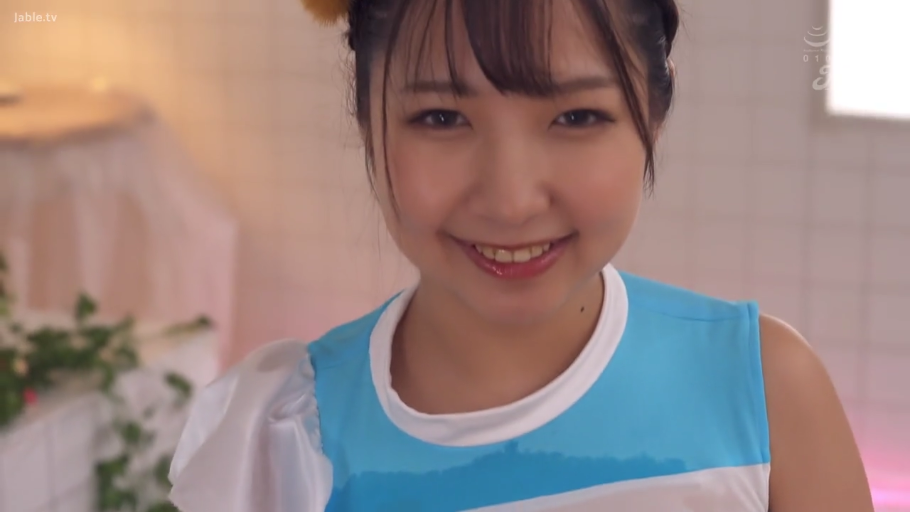 室内 · 脸部特写 · 微笑 · 面对镜头 · 汗水 · 正面 · 偶像服