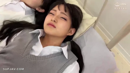 微微闭眼 · 灰色针织背心 · 面部表情特写 · 无可见性行为 · 学校医务室 · 校服针织背心