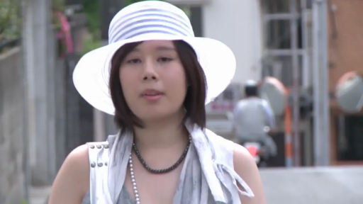 注视 · 室外街道 · 人物面部特写 · 轻薄围巾 · 围巾