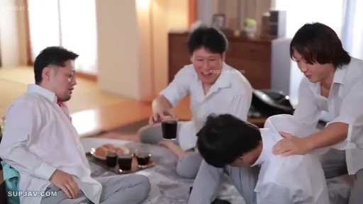 坐姿 · 中景 · 西裤 · 客厅 · 职场人 · 笑容 · 聚会 · 杯子