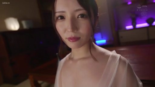 室内 · 脸部特写 · 平静 · 对视 · 正面 · 成人 · 薄纱睡衣