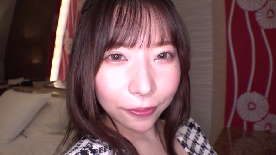 室内 · 脸部特写 · 微笑 · 注视镜头 · 长发 · 正面 · 格纹装