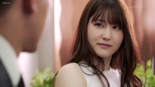 室内 · 脸部特写 · 微笑 · 注视 · 长发 · 白色无袖衫 · 侧身坐